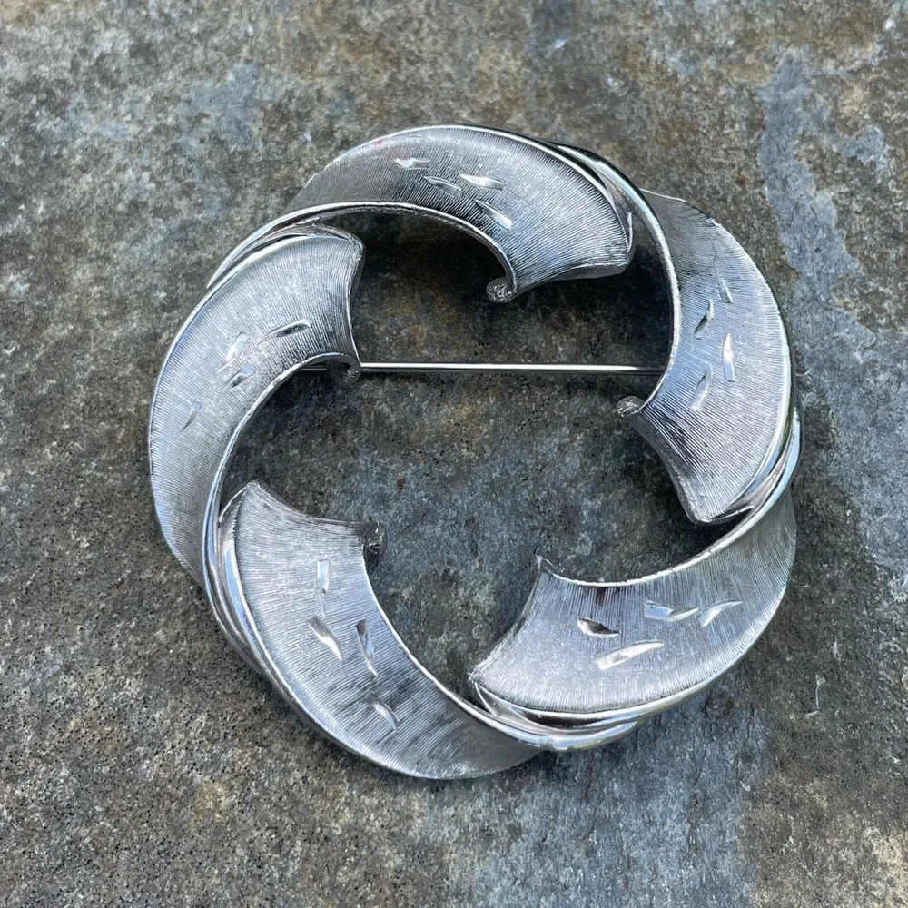 Vintage Brushed Silver Wreath Circle Ribbon Brooch